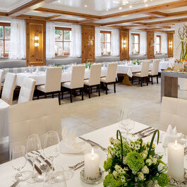 Für eine Feierlichkeit sind eine menge Tische mit weißer Dekoration verziert